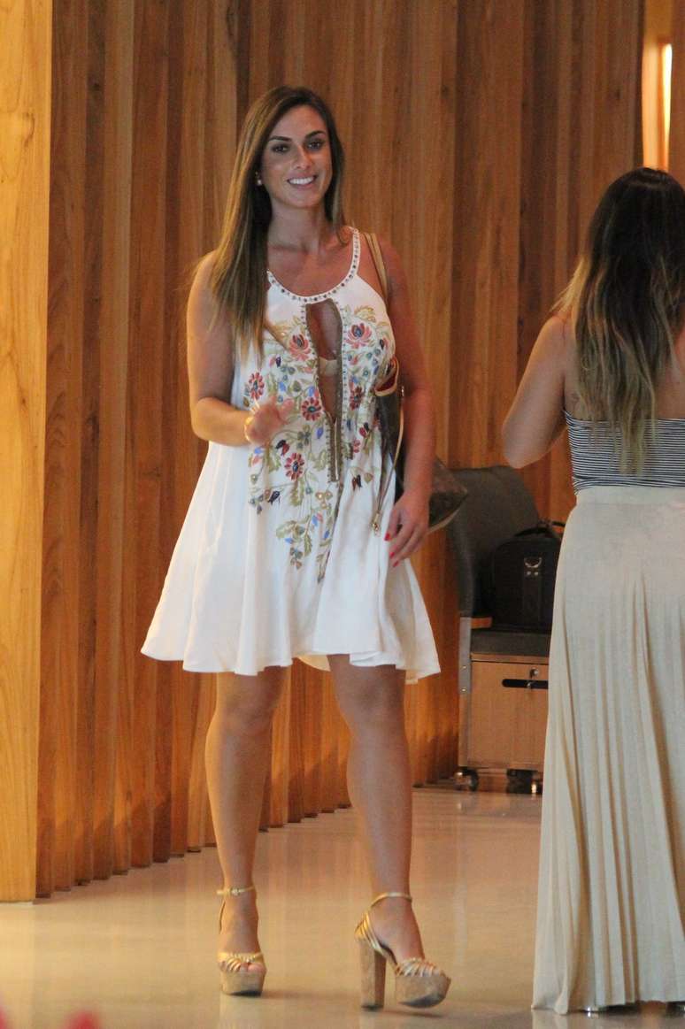 Fora dos camarotes, algumas famosas foram flagradas por aí, como Nicole Bahls, que usa um vestido branco com estampa na frente até que bonitinho. Só não dá para entender o decote tão aberto, com o sutiã ou top aparecendo. Não precisa, né?