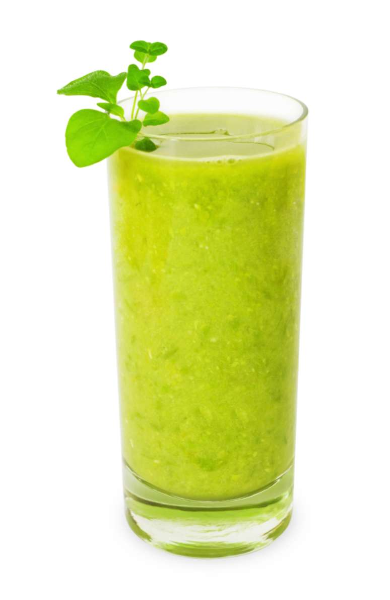O suco verde leva ingredientes como chá verde ou de hibisco, abacaxi, maçã, hortelã e semente de linhaça dourada