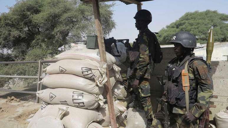 <p>Forças especiais de Camarões fazem patrulha na ponte Elbeid, em Fotokol, cidade atacada recentemente pelo grupo rebelde Boko Haram</p>