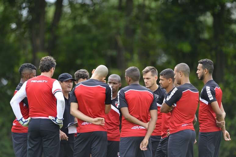 Muricy Ramalho conversa com os jogadores antes de iniciar a atividade 