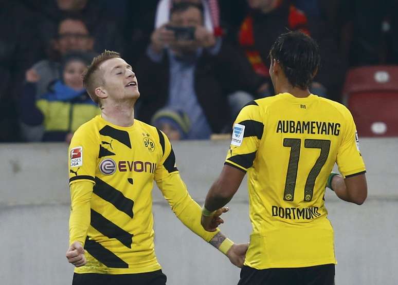 Reus e Aubameyang comemoram gol: vitória apertada do Borussia Dortmund