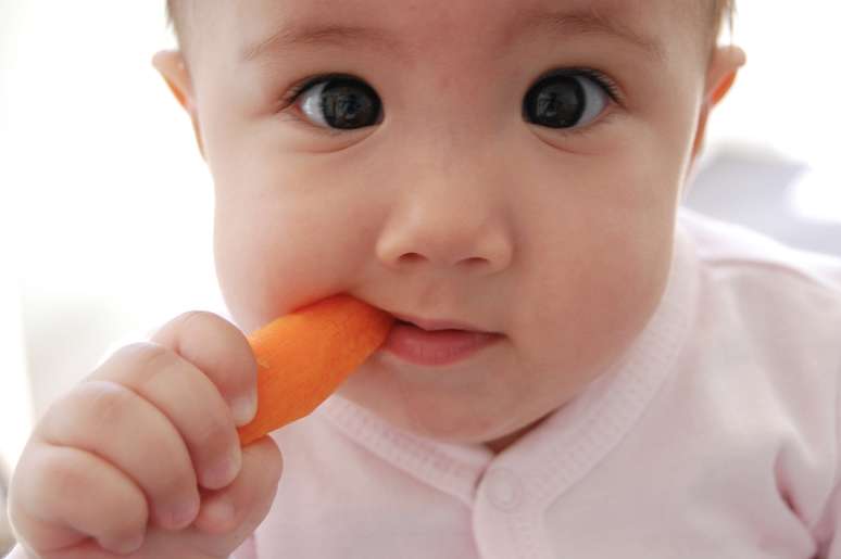 Alimentos duros e fibrosos como maçã, cenoura, pêra são boas opções assim que a criança começa a mastigar, pois estimulam o crescimento e desenvolvimento facial 