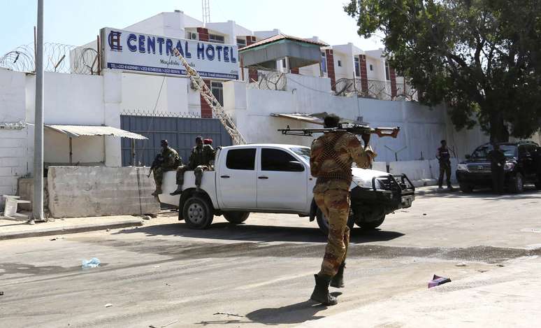 Um policial local, Abdulrahman Ali, indicou à AFP ter visto onze corpos