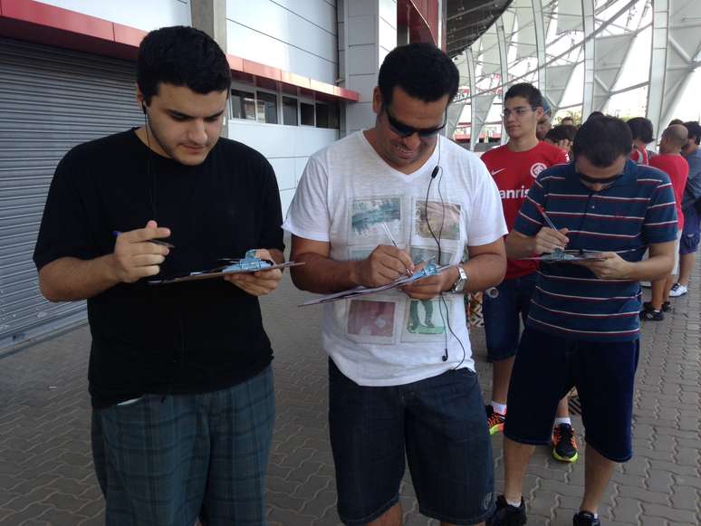 <p>Torcedores formaram filas no Beira-Rio nesta sexta-feira</p>