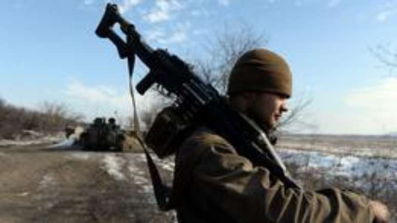 <p>Soldados separatistas no sudeste da Ucrânia: conflitos continuam, apesar do cessar-fogo</p>