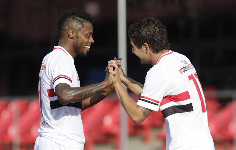 Michel Bastos e Alexandre Pato, com dois gols cada, foram os grandes destaques do São Paulo