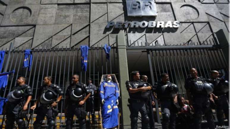 Protesto na sede da Petrobras contra as recentes demissões da empresa