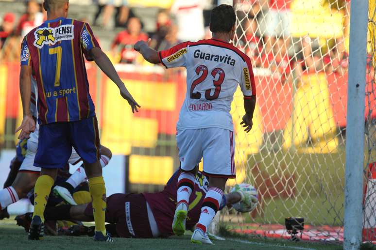 <p>Bola finalizada por Bressan ficou pipocando sobre a linha</p>