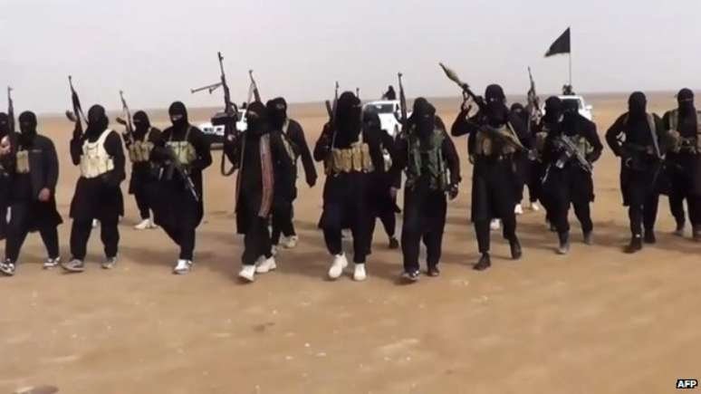 <p>Militantes do grupo Estado Islâmico; mundo teme aliciamento de jovens</p>