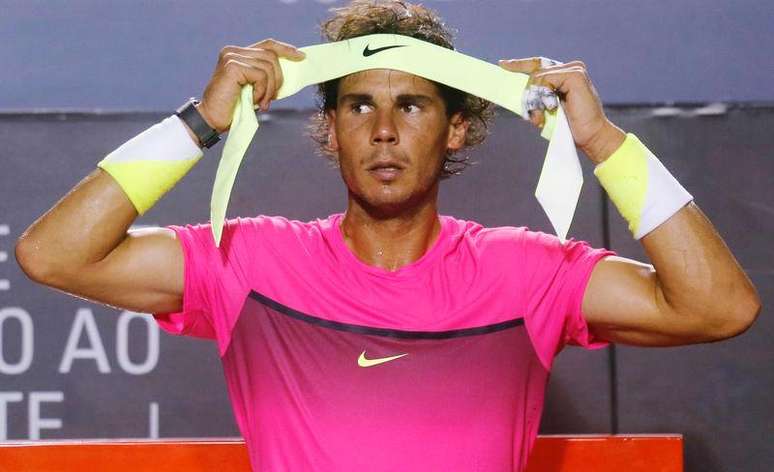 Fabio Fognini aturdi&oacute; al primer cabeza de serie y campe&oacute;n del Abierto de R&iacute;o Rafa Nadal imponi&eacute;ndose por 1-6, 6-2 y 7-5 en las semifinales del torneo disputadas el s&aacute;bado. En la imagen, Nadal se ajusta la cinta en la cabeza en el partido que disput&oacute; ante Fognini el 21 de febrero de 2015 en Rio de Janeiro.
