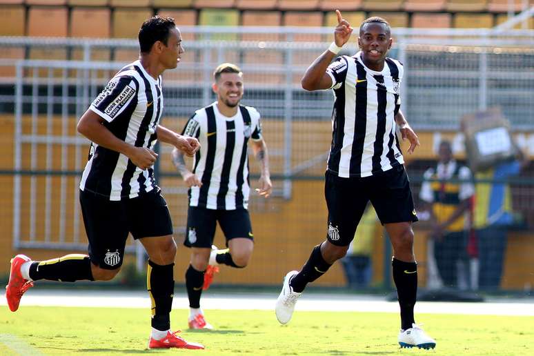 <p>Robinho encerrou jejum em 2015&nbsp;com dois gols e uma assist&ecirc;ncia na vit&oacute;ria do Santos por 3 a 1 sobre a Portuguesa, no Pacaembu, neste domingo</p>