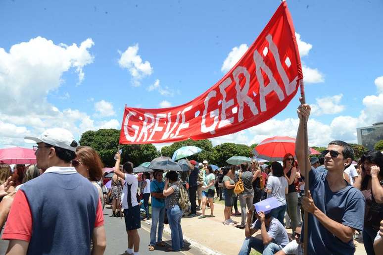 Sem o pagamento do décimo terceiro salário e férias, professores do Distrito Federal fazem paralisação no primeiro dia de aula