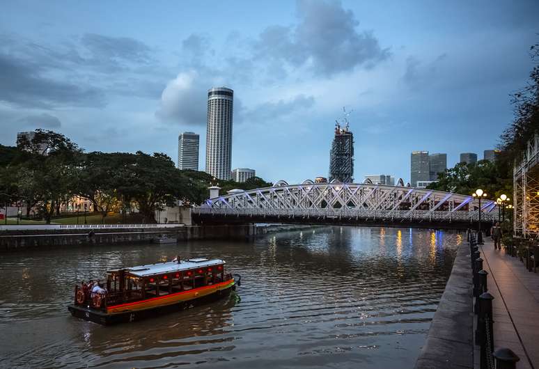Atravessar o rio no fim da tarde ou à noite proporciona uma bela vista de Cingapura