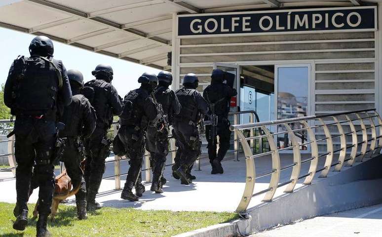 <p>Membros do Bope participam de simulação de crise em estação de ônibus para o golfe nos Jogos de 2016; nova instalação é alvo de polêmica</p>