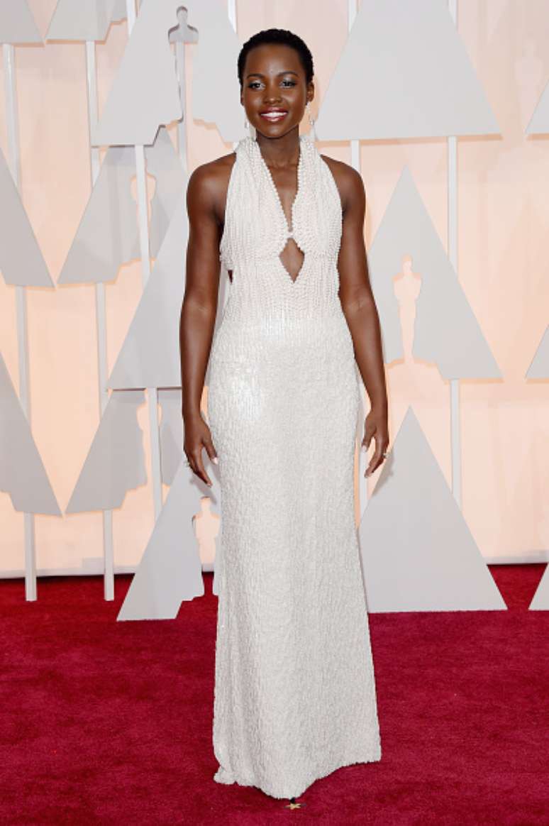 <p>Para ser uma das apresentadoras do Oscar, Lupita optou por um vestido branco, cor tendência, todo bordado de pérolas da Calvin Klein, com direção criativa do mineiro Francisco Costa</p>