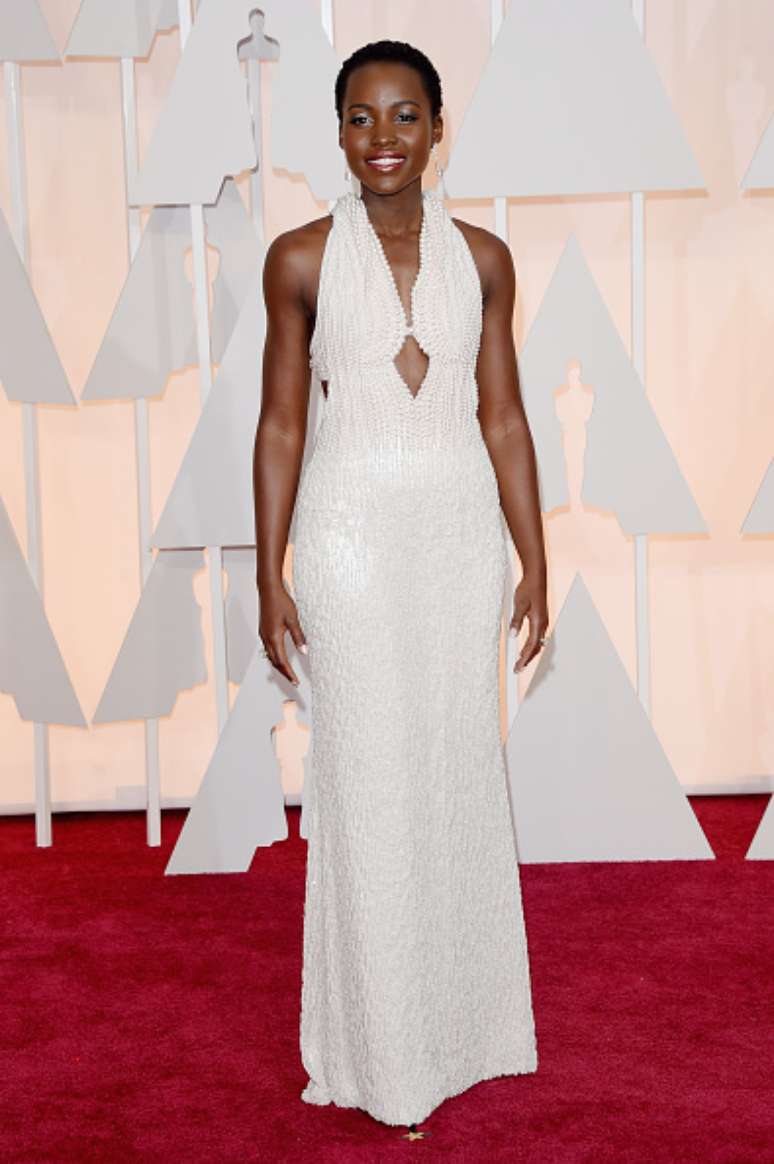 Fake? Vestido de pérolas de Lupita foi apontado como falso