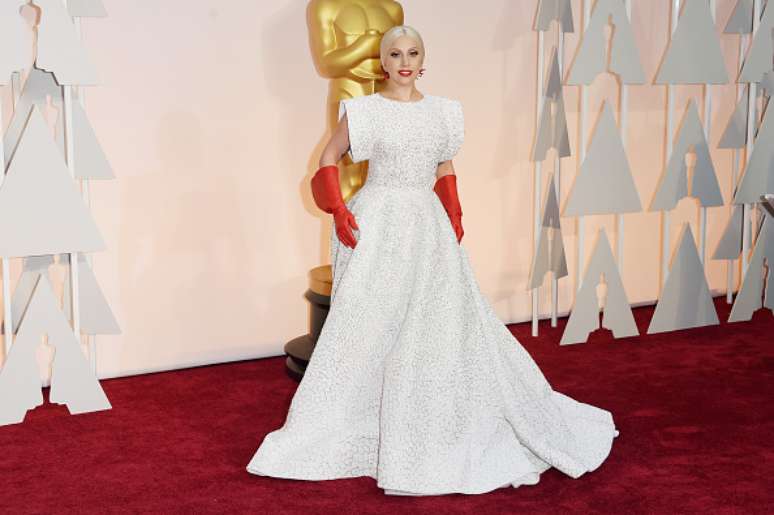 Não, Lady Gaga. Simplesmente, não. Ou você chega num ovo, veste uma roupa de carne ou qualquer outra coisa maluca, mas não use luvas de lavar louça no Oscar. A tentativa de ser normal não está ornando com você. A cantora anunciou recentemente que está noiva. Será que o modelo exclusivo de Azzedine Alaïa é protótipo de vestido de noiva??? Ok, a gente te perdoa só porque sua apresentação em homenagem aos 50 anos de A Noviça Rebelde foi ótima.