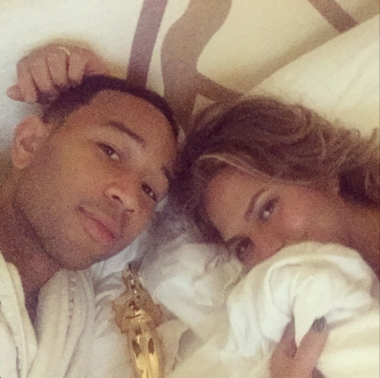 John Legend "dormindo" com a mulher e o Oscar