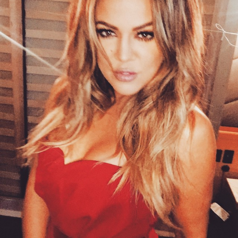 Khloe Kardashian posa com cara sexy