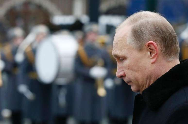 O presidente russo, Vladimir Putin, participa de uma cerimônia no Túmulo do Soldado Desconhecido, ao lado do Kremlin, em Moscou, na Rússia, nesta segunda-feira. 23/02/2015