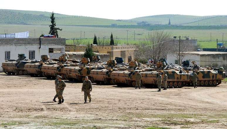 Veículos militares turcos que fizeram parte de operação dentro da Síria, na cidade de Suruc. 23/02/2015