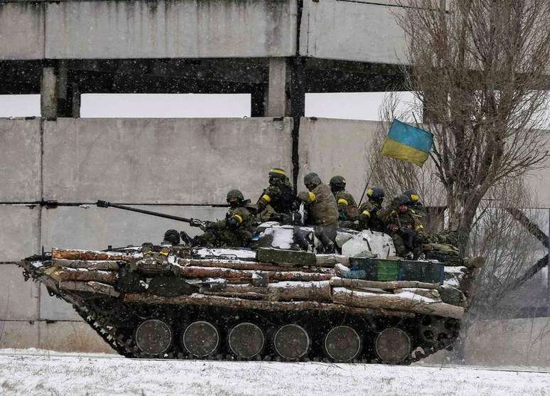 Membros das Forças Armadas ucranianas em veículo militar perto de Debaltseve, no leste da Ucrânia. 16/02/2015