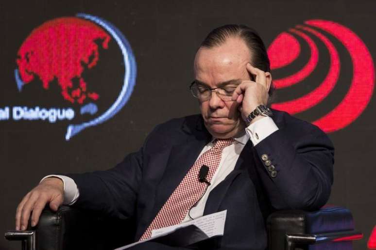 <p>Presidente-executivo do HSBC, Stuart Gulliver afirmou a analistas que iria considerar dispositivos para simplificar e melhorar os retornos do banco</p>