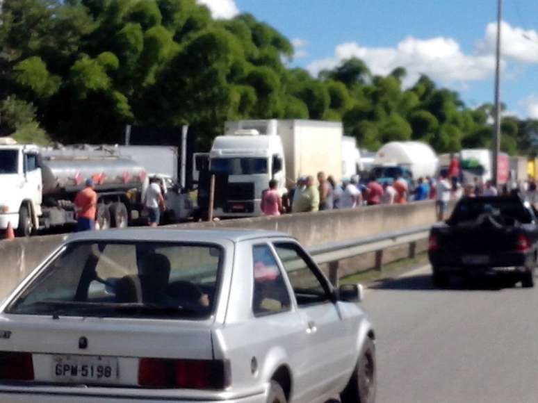 Motoristas aguardam na BR-381, em Perdões (MG)