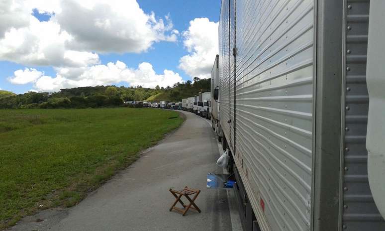 <p>Caminhoneiros fecham trecho na altura do quilômetro 620 da rodovia Fernão Dias, em Oliveira (SP)</p>