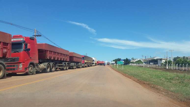 A BR-364, em Rondonópolis (MT), ficou bloqueada por caminhões