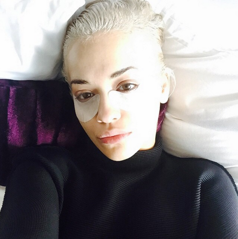 Rita Ora se preparando para a noite