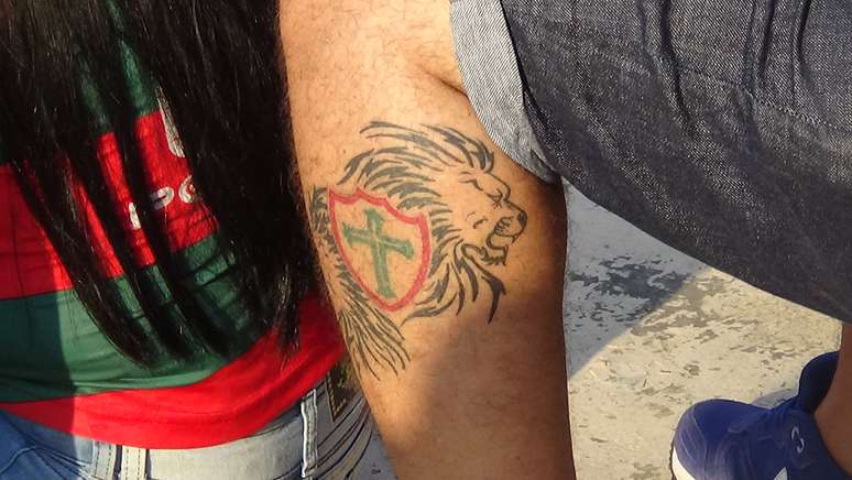 Paixão eterna! Márcio tatuou símbolo da Portuguesa na perna