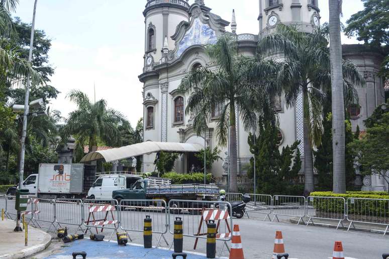 Forte esquema de segurança bloqueia entradas da Paróquia Nossa Senhora do Brasil, na zona sul de São Paulo