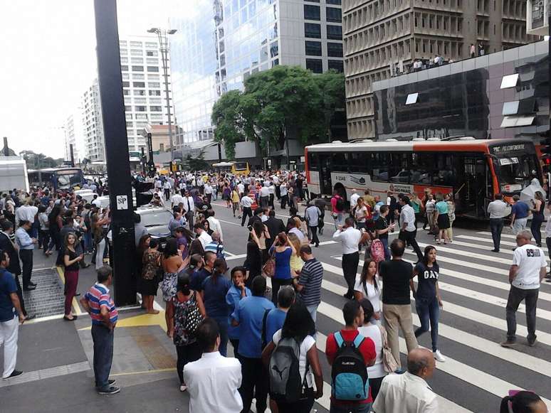 <p>O acidente bloqueou a passagem pela movimentada avenida</p>