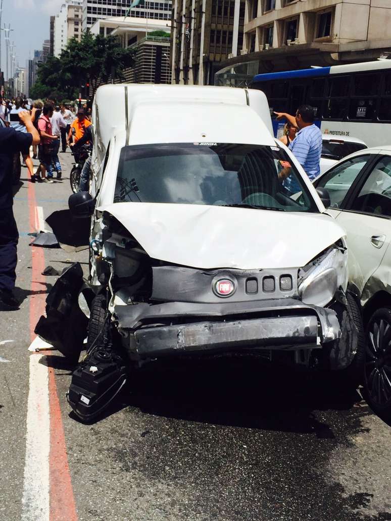 <p>Treze ve&iacute;culos se envolveram no acidente</p>