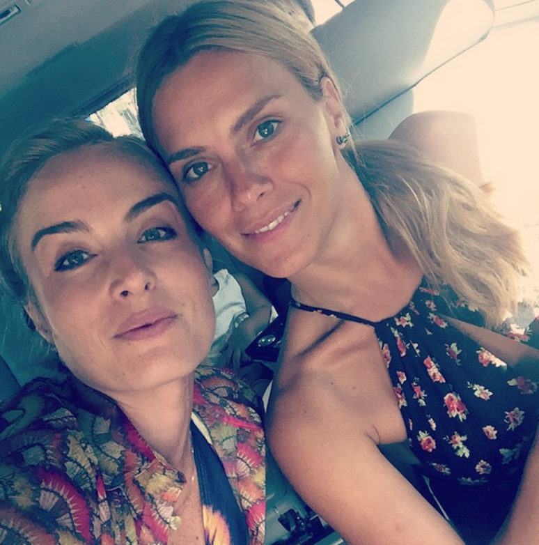 "Chegamos", disse Angélica ao lado de Carolina Dieckmann