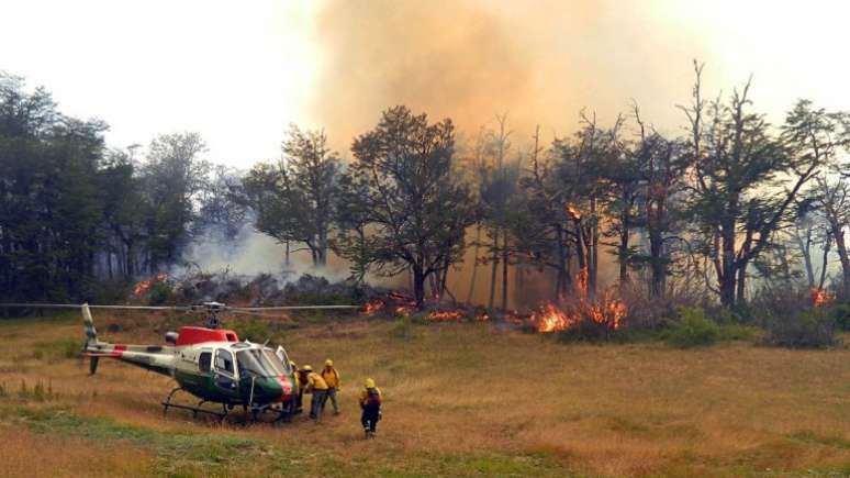 Autoridades estimam que a causa do fogo seja um raio, já que se originou a 1.600 metros de altura numa zona de difícil acesso