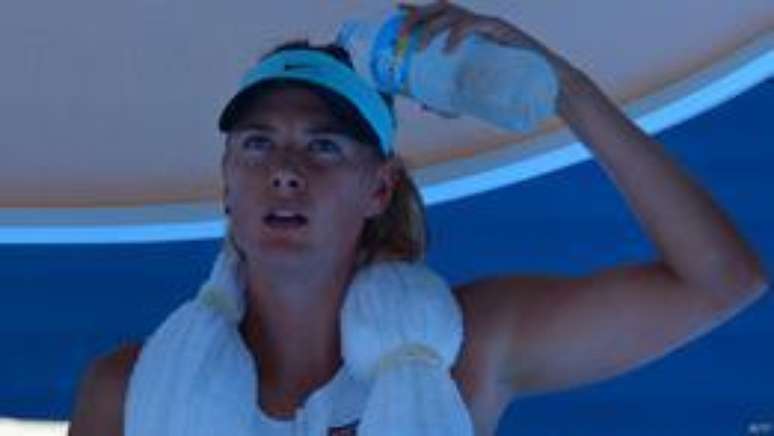 <p>Sharapova se protege do calor</p>