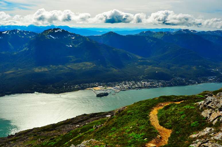 O Canal Gastineau e a Ilha Douglas são ideais para observar a paisagem de Juneau e da Geleira Mendenhall  