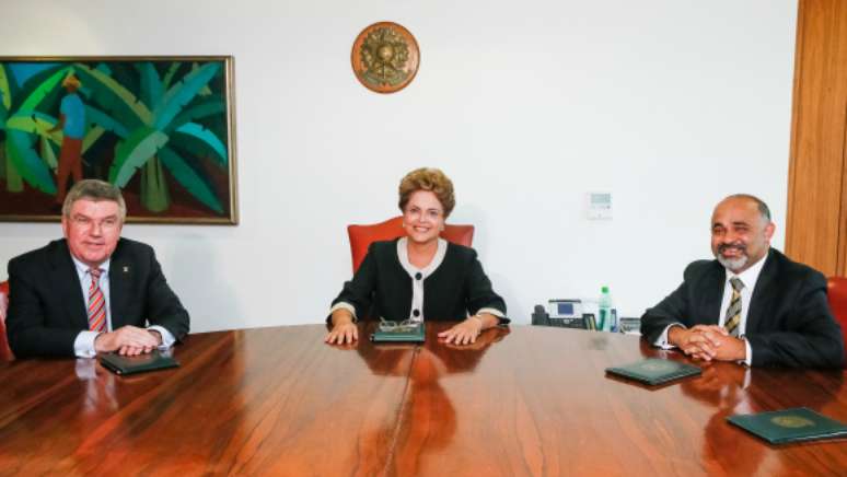 <p>Dilma em reuni&atilde;o com o presidente do COI,&nbsp;Thomas Bach, e o ministro do Esporte, George Hilton</p>