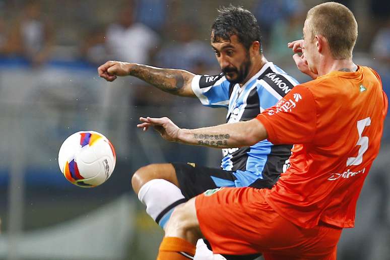 Douglas tenta jogada no setor ofensivo do Grêmio