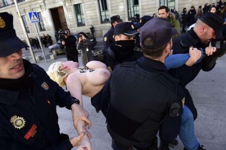 Duas ativistas do movimento feminista Femen fizeram um protesto em frente ao Congresso espanhol, nesta terça-feira (24)