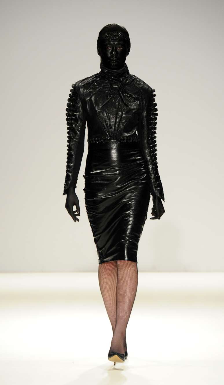 O estilista Marko Mitanovski ousou ao apresentar sua cole&ccedil;&atilde;o outono-inverno 2015 nesta ter&ccedil;a-feira (24) no Fashion Scout, evento paralelo &agrave; programa&ccedil;&atilde;o oficial da semana de moda de Londres