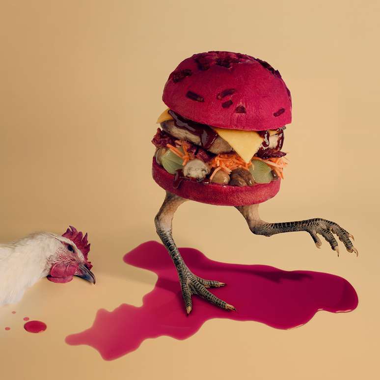 No Coq&rsquo;O Vin Burger, os artistas utilizaram an&eacute;is de cebola, cogumelos cozidos, cenouras com suco de lim&atilde;o e manteiga de bacon