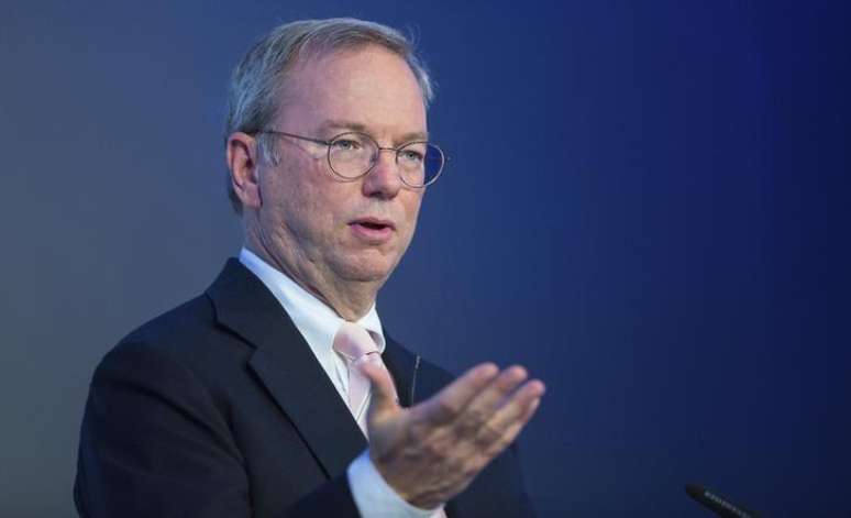 O Google do presidente do conselho, Eric Schmidt, sofre  crescente concorrência de anúncios móveis oferecidos por rivais como Facebook