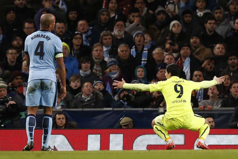 Kompany observa a comemoração de Suárez no City of Manchester