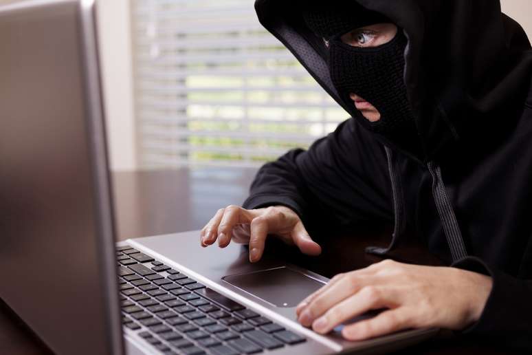 <p>Hackers, criminosos virtuais ou pessoas mal-intencionadas podem utilizar a internet para aplicar golpes em usuários menos protegidos</p>