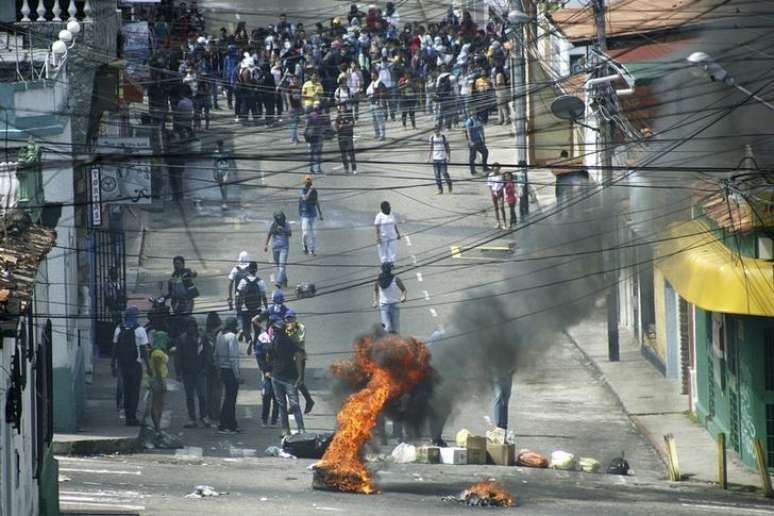 Estudantes bloqueiam uma rua durante confronto com guardas da polícia nacional em protesto contra governo, em San Cristobal, na Venezuela, em janeiro. 14/01/2015