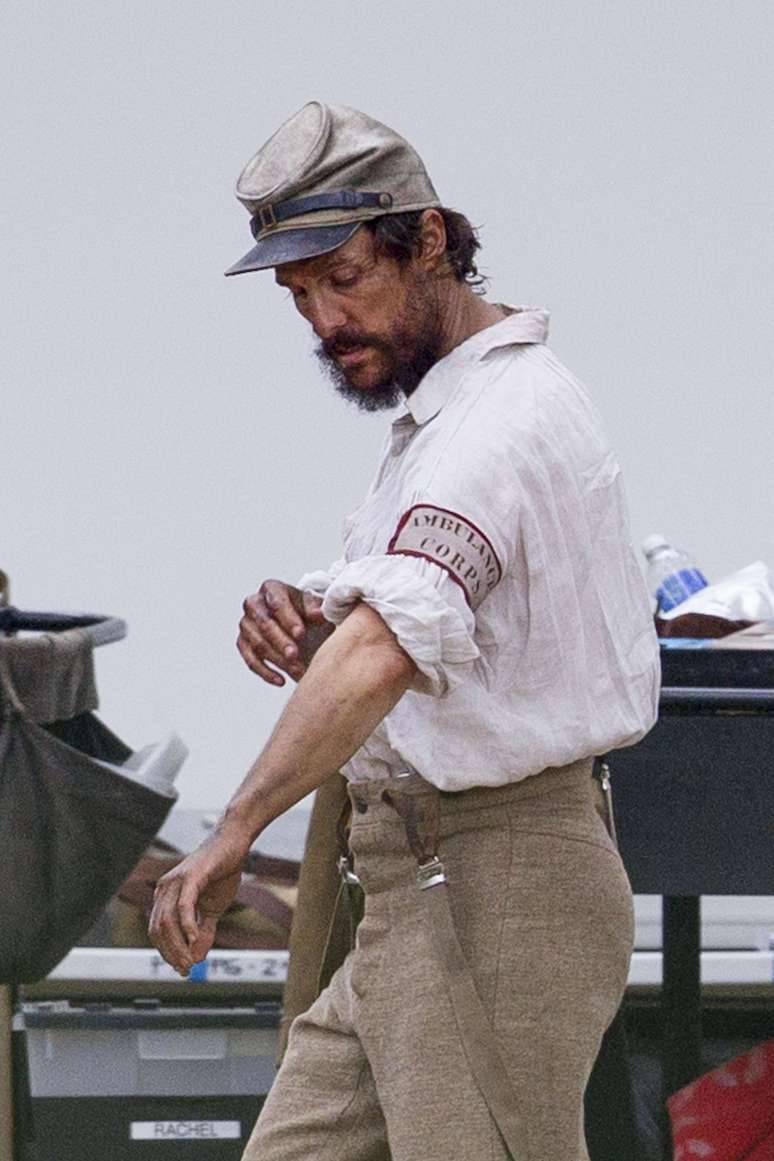 Matthew McConaughey apareceu com visual repaginado no set de filmagens do filme 'The Free State of Jones', no &uacute;ltimo fim de semana 