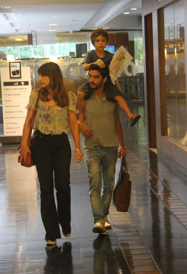 O casal de atores Maria Ribeiro e Caio Blat almoçou em um restaurante do shopping Fashion Mall nesta quarta-feira (25), no RJ